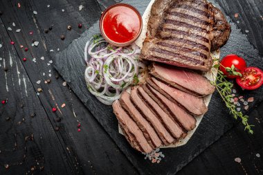 Biftek. Izgara et. Ahşap arka planda kurumuş barbekü bifteği. afiş, menü, metin için tarif yeri, üst görünüm.