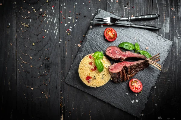 Braciole Agnello Rettangolo Arrosto Con Couscous Fondo Legno Banner Menu — Foto Stock