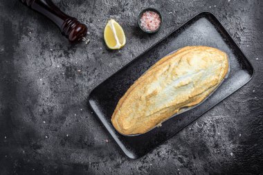 Tuzlu krema ve limonlu fırında alabalık. Pankart, menü, metin için tarif yeri, üst görünüm. Sağlıklı yemek.,