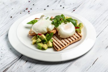 Avokado ve haşlanmış yumurta ve fesleğenli kızarmış ekmek. Yemek tarifi geçmişi. Kapat..