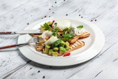 Avokado, tost, tabakta haşlanmış yumurta. Kahvaltı konsepti. afiş, metin için menü tarifi yeri, üst görünüm.
