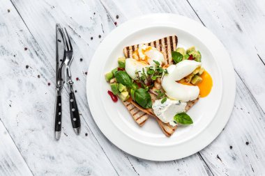 Avokado sandviçi, haşlanmış yumurta, avokado ve kızarmış ekmek. sağlıklı kahvaltı veya atıştırmalık, afiş, menü, metin için tarif yeri, üst görünüm.