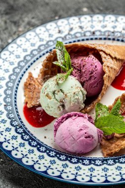 Dondurma külahları ve nane şekerli waffle külahları. Üst Görünüm.