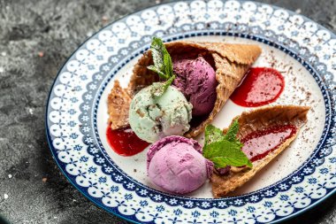 Tabakta waffle külahlı ahududu dondurması. Yaz ve Tatlı menü kavramı,