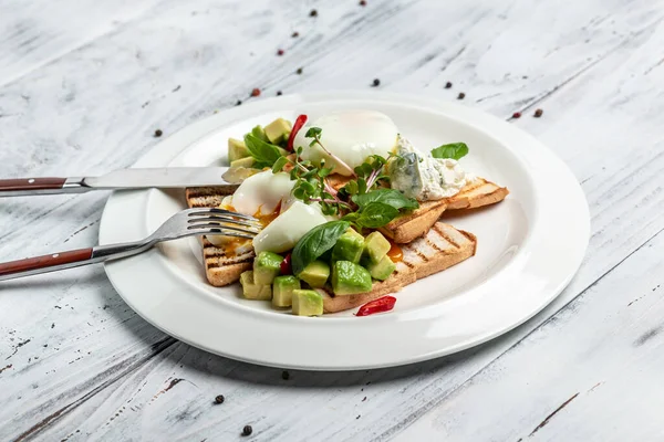 Avokado, tost, tabakta haşlanmış yumurta. Kahvaltı konsepti. afiş, metin için menü tarifi yeri, üst görünüm.