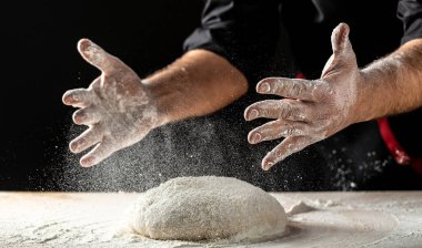 Fırıncının ellerini unla çırp. Güzel ve güçlü adamların elleri hamur yoğurur ekmek, makarna ya da pizza yapar. Tozlu un havada uçuşuyor..