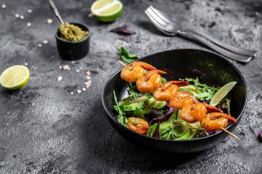 Vejetaryen sebze düşük karbonhidratlı avokado, taze salata, ızgara karides ve pesto sosu. Sağlıklı diyet deniz ürünleri konsepti. Üst görünüm.