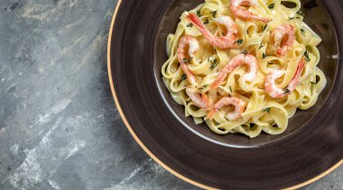 Karidesli lezzetli makarna, ızgara karidesli İtalyan makarna, beşamel sosu ve kekik, pankart, yazı için menü tarifi yeri, üst görünüm..