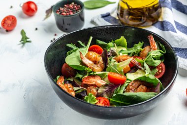 Avokado ve karidesli taze salata kasesi, lezzetli kahvaltı ya da hafif arka planda atıştırmalık, üst manzara..