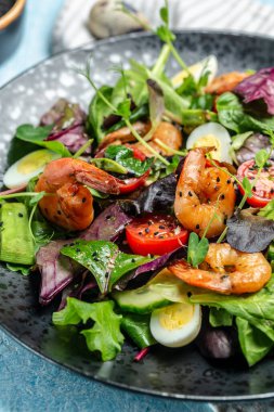 Beslenme menüsü. Kiraz domatesli sağlıklı salata, salatalık, avokado, yumurta ve füme karides. Paleo diyet menüsü