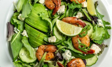 Avokado, mavi peynir ve füme karides ile deniz ürünleri salatası. Ev yapımı vejetaryen karides salatası. en üstteki görünüm