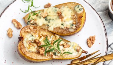 Mavi peynirli armut, fındık ve bal. Fransız mutfağı. Lezzetli kahvaltı ya da atıştırmalık, temiz yemek, diyet, vejetaryen yemek konsepti. en üstteki görünüm.