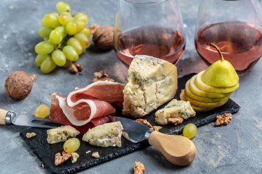 İtalyan aperatifleri ya da antipasto. Şarap için karışık peynir, et ve meyve atıştırmalıkları..