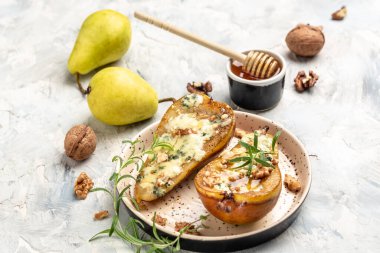 Mavi peynirli armut, fındık, bal. Yemek tarifi geçmişi. Kapat..