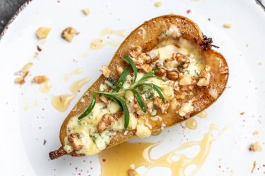 Mavi peynirli fırında armut, gorgonzola, rokfor balı ve ceviz. Restoran menüsü, diyet, yemek kitabı tarifi..