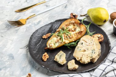 Armut ve cevizli mavi peynir. Dorblu, gorgonzola ve rokforlu armutlu aperatif. Lezzetli dengeli gıda konsepti.