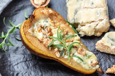 Armut ve cevizli mavi peynir. Dorblu, gorgonzola ve rokforlu armutlu aperatif. Lezzetli dengeli gıda konsepti.