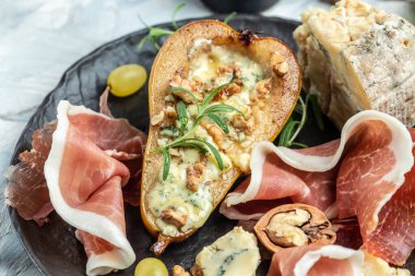 Mor peynirli armutlu aperatif, fındık ve bal, prosciutto. Yemek tarifi geçmişi. Kapat..