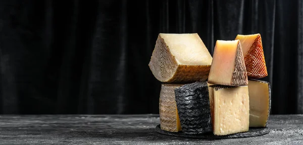 Koyu Masada Çeşitli Peynir Çeşitleri Var Peynir Tabağı Kopyalama Alanı — Stok fotoğraf