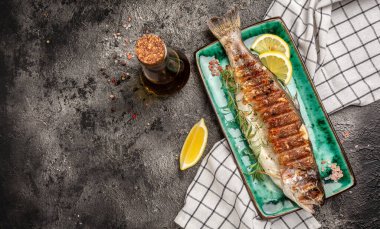 Tuzlu alabalık, siyah arka planda limon. Sağlıklı beslenme konsepti. afiş, menü, metin için tarif yeri, üst görünüm.