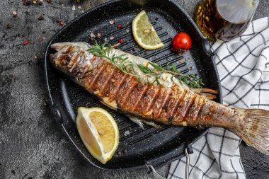 Izgara tavasında limonlu fırında balık. Lezzetli dengeli gıda konsepti. en üstteki görünüm.