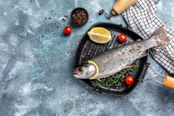 Öring Grillpannan Klar För Bakning Smakrika Fiskar Förbereder Sig För — Stockfoto