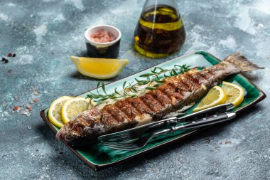 Fırında alabalık tabağı, limon. Lezzetli balıklar öğle yemeği için hazırlanıyor. Sağlıklı beslenme konsepti. afiş, menü, metin için tarif yeri, üst görünüm.