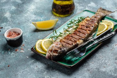 Pişmiş alabalık, limonlu ızgara alabalık, sağlıklı beslenme konsepti. afiş, menü, metin için tarif yeri, üst görünüm,