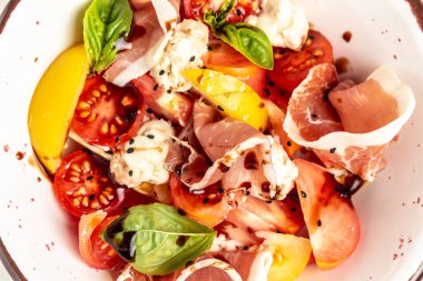 Prosciutto salatası, jambon, domates, peynir. Soğuk atıştırmalıklar. Yemek tarifi geçmişi. Üst görünümü kapat.