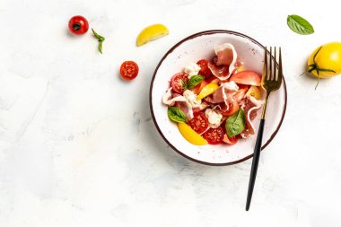 Prosciutto salatası, jambon, domates, peynir. Soğuk atıştırmalıklar. Yemek tarifi geçmişi. Üst görünümü kapat.