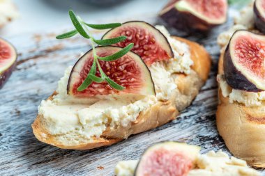 Taze incir, krem peynirli bruschetta, ahşap masa, İtalyan uschetta Menüsü, tarif, üst manzara.,