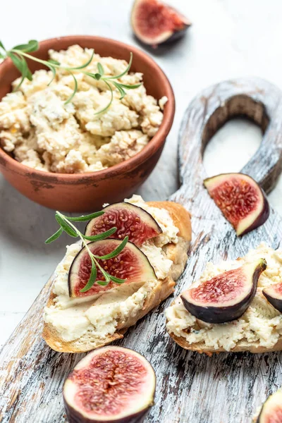 Taze incir, krem peynirli bruschetta, ahşap masa, İtalyan uschetta Menüsü, tarif, üst manzara.,