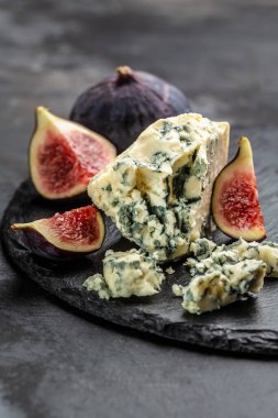 Bir parça küflü İtalyan peynirli gorgonzola. dikey görüntü. Üst Manzara. metin için yer.