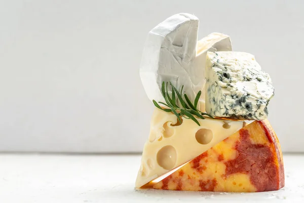Peynir Çeşitleri Camembert Emmental Mermer Leziz Peynir Küflü Fransız Peyniri — Stok fotoğraf