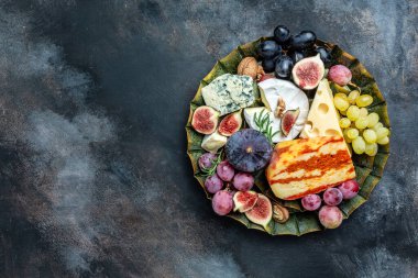 Fransız peyniri koleksiyonu camembert, emmental, mermer, leziz peynir, mavi peynir fransız, dorblu, küflü, rokfor, peynir tabağı, aperatifler. metin üstü görünümü için yer