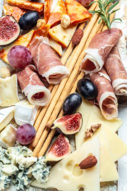 Peynirli jambon, bal, fındık ve üzümlü sandviç. Peynir tabağı. Aperatifler,