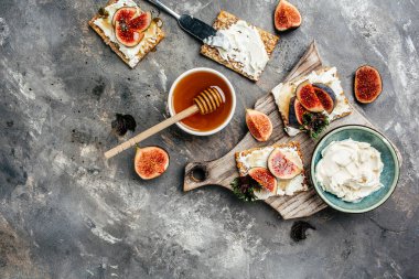 Philadelphia peynirli kraker ve incir. Sağlıklı atıştırmalıklar. Keto diyeti. Keto atıştırmalığı. afiş, menü, metin için tarif yeri, üst görünüm.