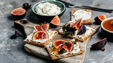 Krem peynirli ve incirli taze hamur işleri. Vejetaryen yemeği, diyet ya da sağlıklı sandviç tarifi..