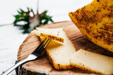 Beyaz arka planda baharatlı peyniri kes. Sert sarı Hollanda gouda peyniri parçaları. Hollanda peyniri.