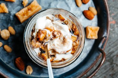 Cam kavanozda karamel dondurma. afiş, menü, metin için tarif yeri, üst görünüm.