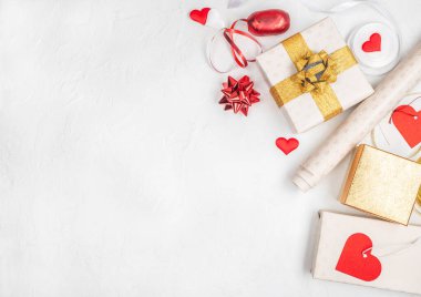 Romantik şenlik dairesi altın ve beyaz kağıtlara sarılı hediye kutularıyla, kırmızı kurdelelerle, beyaz arka planda kalp süslemeleriyle, fotokopi alanı konseptiyle, Sevgililer Günü 'yle, Noel kutlamasıyla.