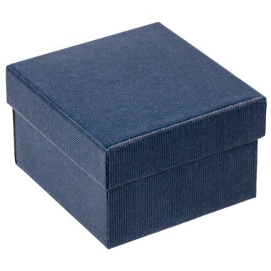 Koyu mavi karton hediye kutusu beyaz zemin üzerinde izole edilmiş zarif minimalist paketleme mücevher, aksesuarlar veya premium ürünler için, markalaşma sunumları için mükemmel.