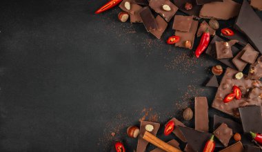 Çeşit çeşit çikolata parçaları, kırmızı biberli, fındıklı ve tarçınlı..