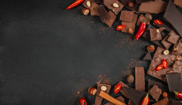 Çeşit çeşit çikolata parçaları, kırmızı biberli, fındıklı ve tarçınlı..