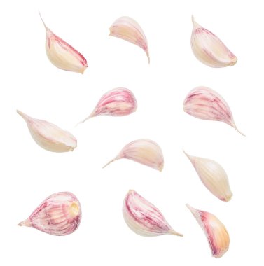 Temiz beyaz arka planda izole edilmiş taze sarımsak karanfillerinin yüksek çözünürlüklü görüntüsü. Bu karanfiller doğal dokular ve ince pembe renkler sergiliyor. Bu da mutfağa, organik gıdaya ve sağlıklı yaşam tarzına uygun bir görüntü oluşturuyor.