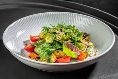 Taze yeşil salata, ızgara sebzeler, taze et dilimleri, kiraz domatesleri, çıtır çıtır soslar, restoran menüleri, sağlıklı yemek promosyonları ve mutfak reklamları..