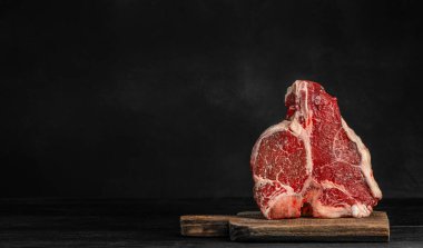 Köy ahşap tahtasına yerleştirilmiş taze çiğ biftek fotokopi alanı, et lokantası menüsü, kasap dükkanı, barbekü veya özel yemek reklamı için ideal..