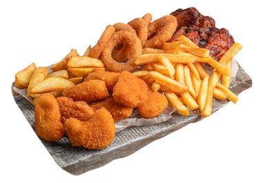 Kızarmış tavuk nuggetları, patates kızartmaları, soğan halkaları ve patates parçaları dahil olmak üzere çeşitli fast food atıştırmalıkları beyaz arka planda izole edilmiş, abur cubur konsepti..
