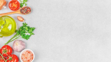 Taze sebzeler, zeytinyağı, otlar, sarımsak, tuz ve baharatlar, hafif taş yüzeyde düzenlenmiş, üst görünüm yiyecek arka planı, metin için büyük kopya alanı