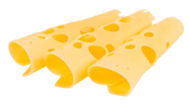 Beyaz arka planda izole edilmiş karakteristik delikleri olan kıvrımlı İsviçre usulü peynir dilimleri, reklam, ambalaj, menüler ve gıda markası tasarımı için minimum süt içeriği kavramı